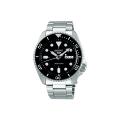 imagem frontal do relógio SEIKO 5 Sports Silver Black 42.5mm com mostrador preto, detalhes em branco e prateado 