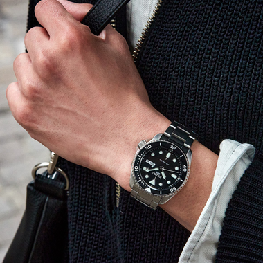 imagem de homem a utilizar relógio SEIKO 5 Sports Silver Black 42.5mm