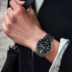 imagem de homem a utilizar relógio SEIKO 5 Sports Silver Black 42.5mm