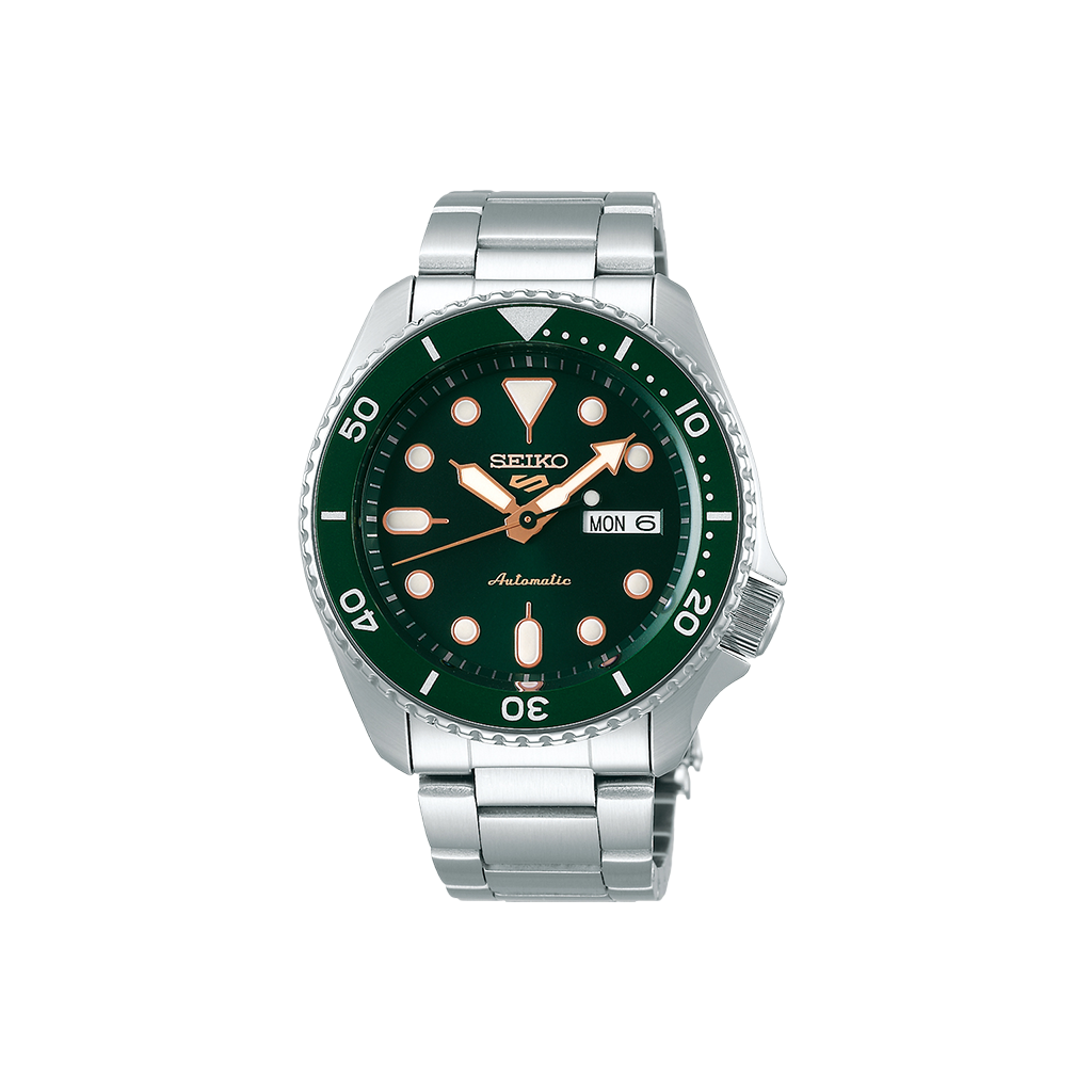 imagem frontal do relógio SEIKO 5 Sports Green 42.5mm com mostrador verde, detalhes em branco e dourado