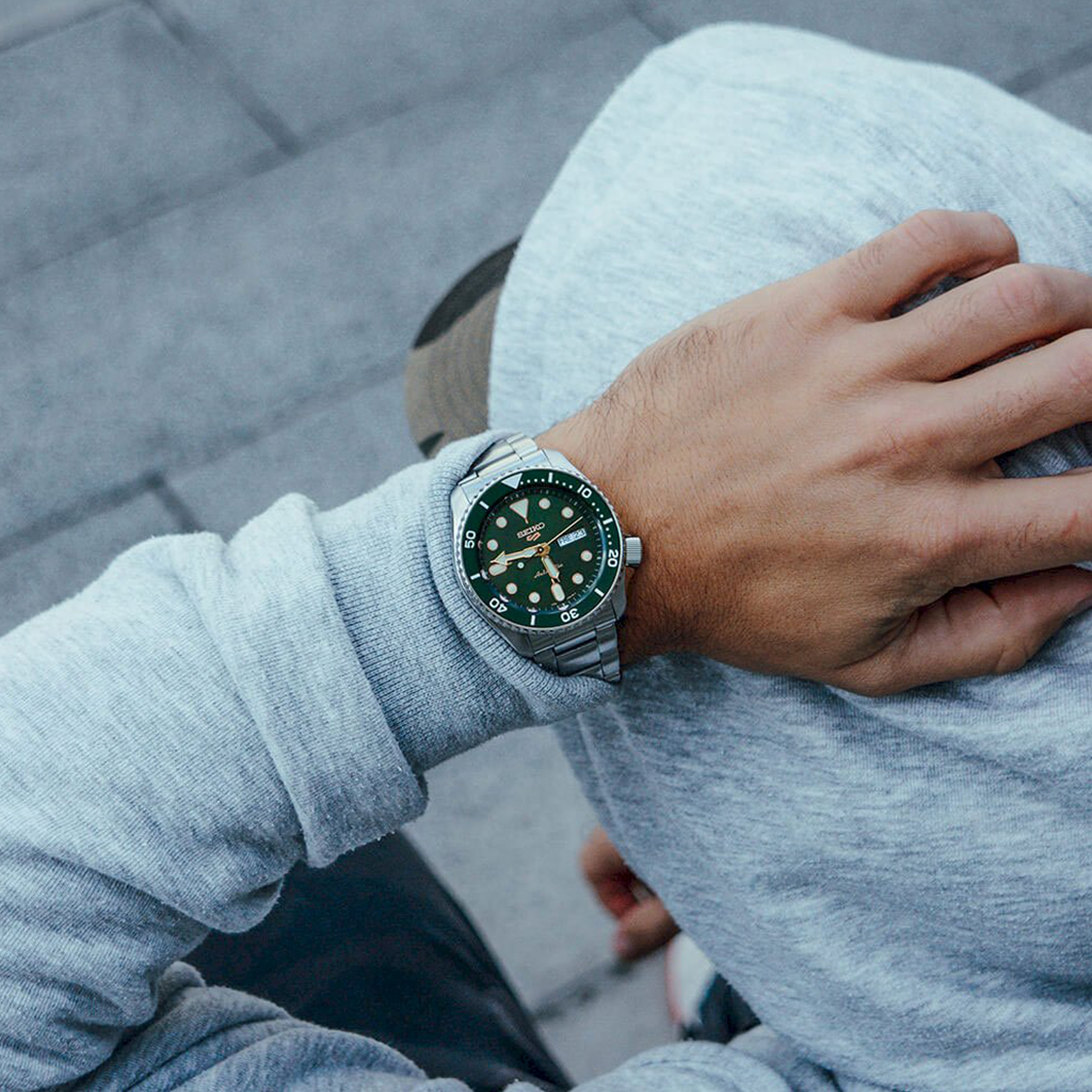image de senhor a utilizar o relógio SEIKO 5 Sports Green 42.5mm