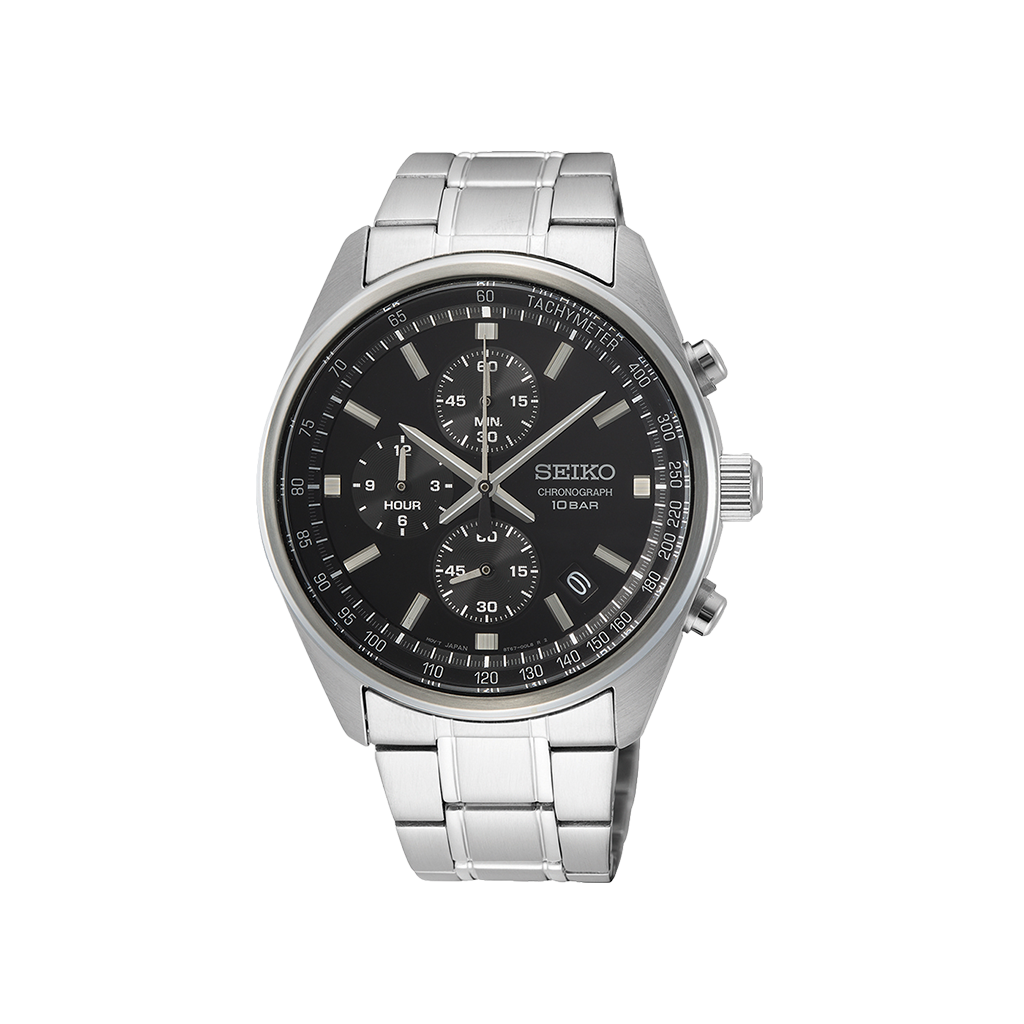 Um relógio cronógrafo Seiko de aço inoxidável com mostrador preto, apresentando múltiplos submostradores, incluindo um relógio de 24 horas, cronômetros de minutos e segundos, e uma escala taquimétrica ao redor do aro. O relógio possui ponteiros e marcadores de hora prateados com preenchimento luminescente para visibilidade no escuro. A data é exibida entre as posições das 4 e 5 horas. A pulseira do relógio também é de aço inoxidável com construção de três elos e fecho de implantação