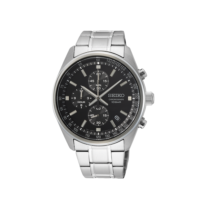 Um relógio cronógrafo Seiko de aço inoxidável com mostrador preto, apresentando múltiplos submostradores, incluindo um relógio de 24 horas, cronômetros de minutos e segundos, e uma escala taquimétrica ao redor do aro. O relógio possui ponteiros e marcadores de hora prateados com preenchimento luminescente para visibilidade no escuro. A data é exibida entre as posições das 4 e 5 horas. A pulseira do relógio também é de aço inoxidável com construção de três elos e fecho de implantação