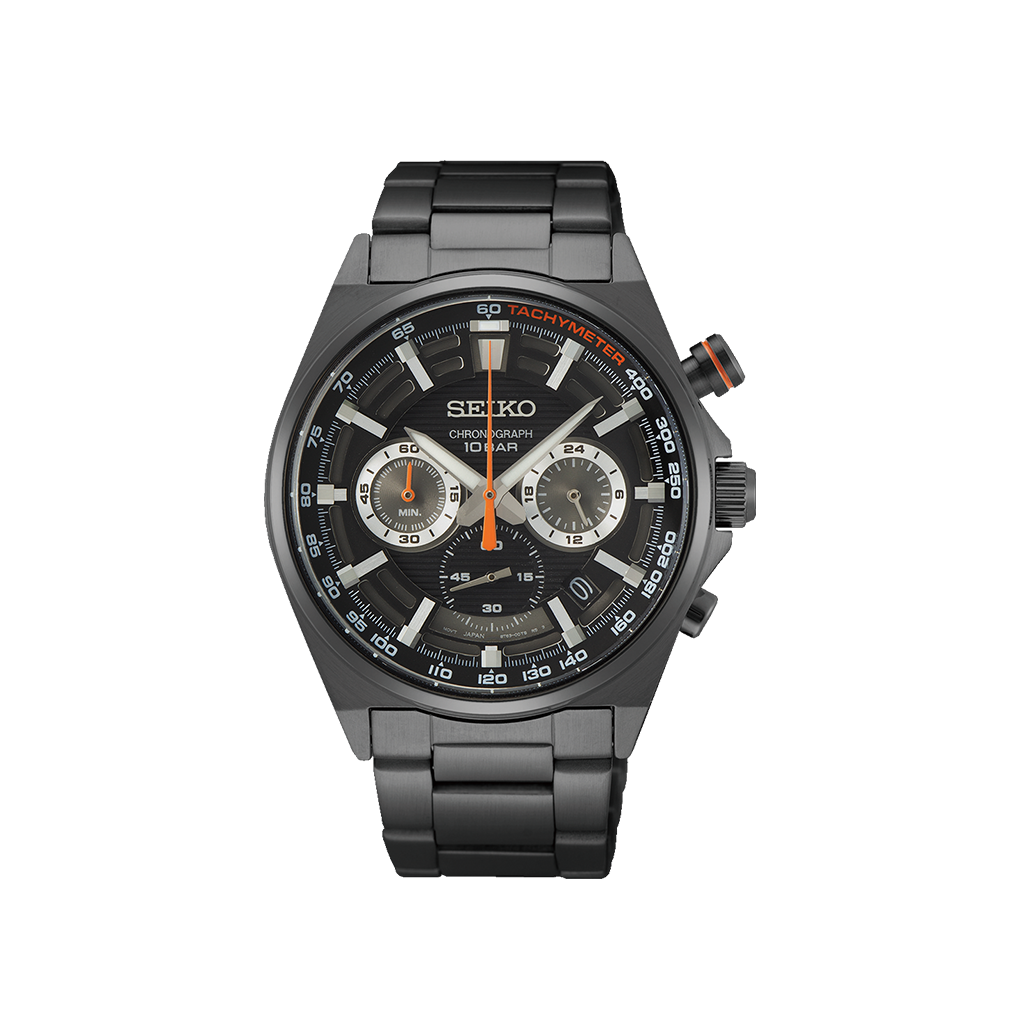 Um relógio cronógrafo Seiko com pulseira e caixa de aço inoxidável preto. O mostrador é preto com marcadores de hora e ponteiros prateados, e possui três submostradores com detalhes em cinza e laranja. Há um visor de data na posição das 4 horas, um ponteiro de segundos laranja e uma escala taquimétrica no aro. A coroa também tem um detalhe laranja.