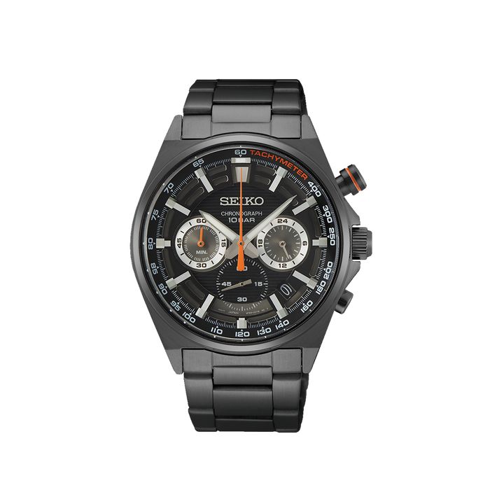 Um relógio cronógrafo Seiko com pulseira e caixa de aço inoxidável preto. O mostrador é preto com marcadores de hora e ponteiros prateados, e possui três submostradores com detalhes em cinza e laranja. Há um visor de data na posição das 4 horas, um ponteiro de segundos laranja e uma escala taquimétrica no aro. A coroa também tem um detalhe laranja.