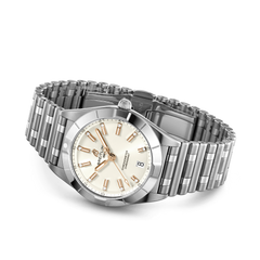 Um relógio de pulso em aço inoxidável com uma pulseira de design vinculado. O mostrador do relógio é branco com marcadores de hora e ponteiros em tom de ouro, e uma exibição de data na posição das 3 horas. O nome da marca “Omega” é visível abaixo do marcador das 12 horas, e há pequenos marcadores de minutos ao redor da borda externa do mostrador. A coroa do relógio tem uma borda texturizada para aderência. user escreve um alt text para este relógio em aço inoxídavel