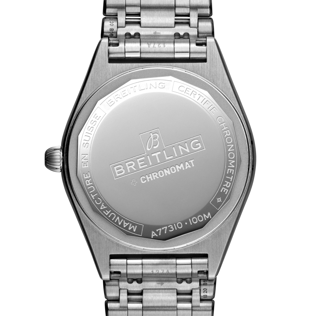 Um relógio de pulso Breitling Chronomat em aço inoxidável com acabamento polido. O relógio tem uma caixa redonda com o logotipo da Breitling e ‘CHRONOMAT’ inscritos no centro. Ao redor da borda, lê-se ‘MANUFACTURE EN SUISSE BREITLING 1884 CERTIFIE CHRONOMETRE.’ O número do modelo A17310 e a indicação de resistência à água de 100M também são observados na parte inferior. A coroa para ajuste de tempo é visível no lado direito da caixa, e o relógio tem uma pulseira de metal vinculada.