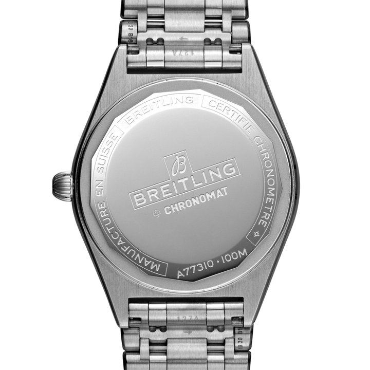 Um relógio de pulso Breitling Chronomat em aço inoxidável com acabamento polido. O relógio tem uma caixa redonda com o logotipo da Breitling e ‘CHRONOMAT’ inscritos no centro. Ao redor da borda, lê-se ‘MANUFACTURE EN SUISSE BREITLING 1884 CERTIFIE CHRONOMETRE.’ O número do modelo A17310 e a indicação de resistência à água de 100M também são observados na parte inferior. A coroa para ajuste de tempo é visível no lado direito da caixa, e o relógio tem uma pulseira de metal vinculada.