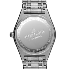Um relógio de pulso Breitling Chronomat em aço inoxidável com acabamento polido. O relógio tem uma caixa redonda com o logotipo da Breitling e ‘CHRONOMAT’ inscritos no centro. Ao redor da borda, lê-se ‘MANUFACTURE EN SUISSE BREITLING 1884 CERTIFIE CHRONOMETRE.’ O número do modelo A17310 e a indicação de resistência à água de 100M também são observados na parte inferior. A coroa para ajuste de tempo é visível no lado direito da caixa, e o relógio tem uma pulseira de metal vinculada.